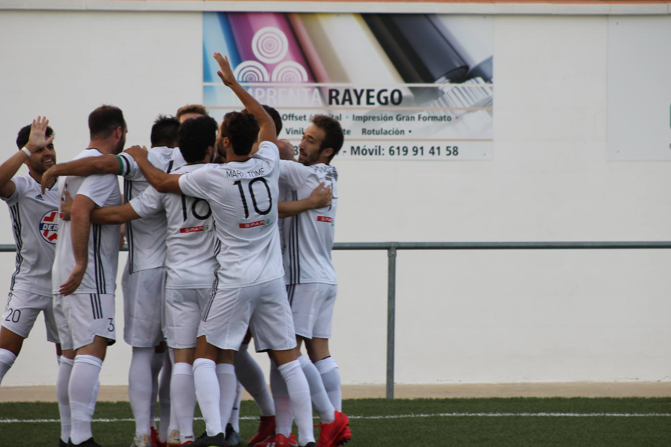 Los jugadores celebrando el primer gol