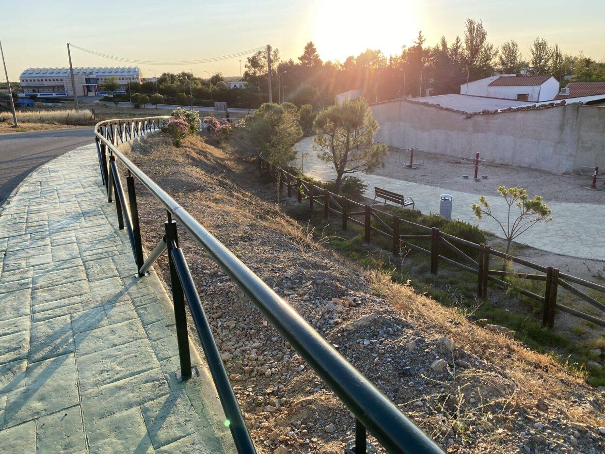 Instalada una baranda en el paseo de las traseras del IES Llerena