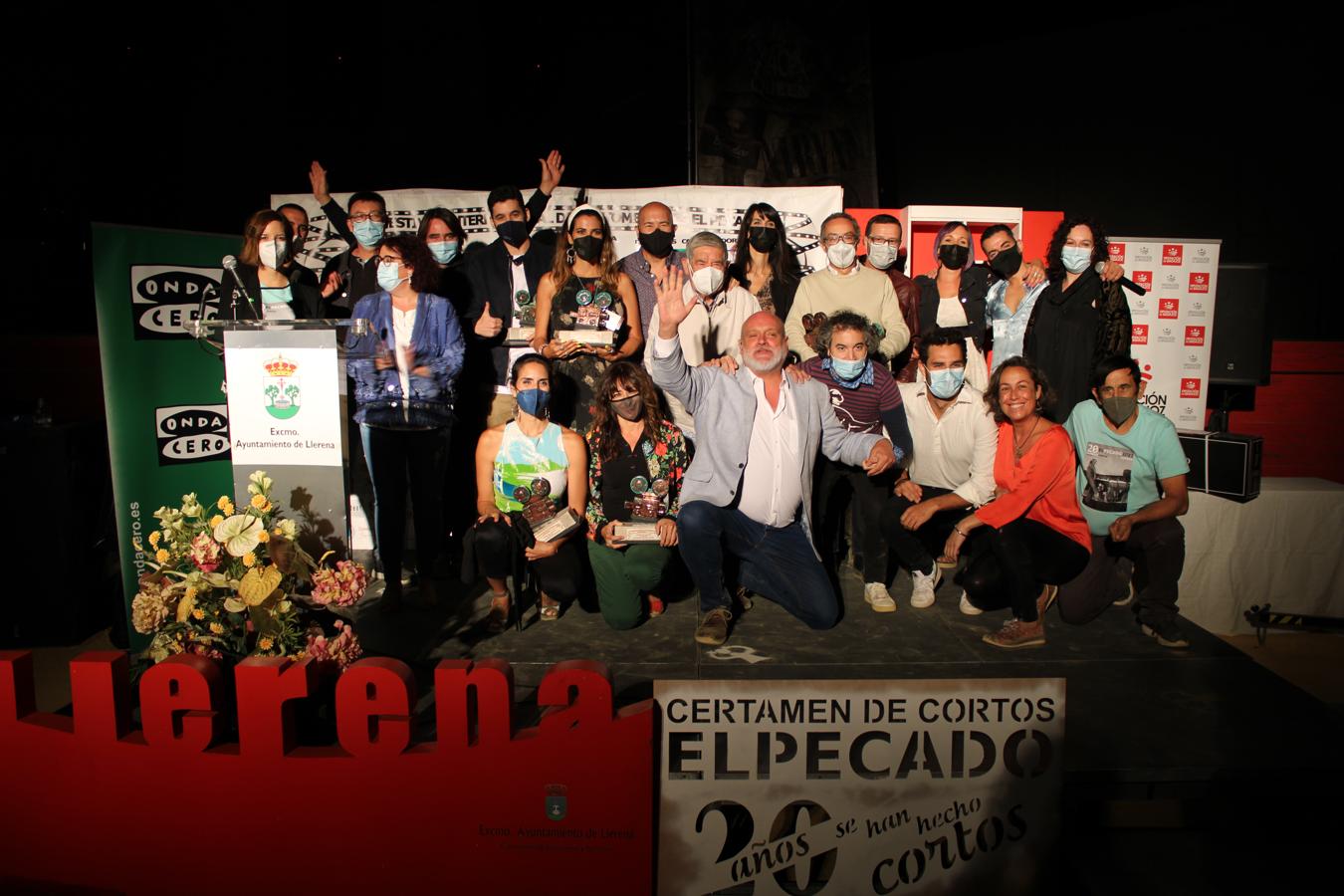 Foto de familia con algunos de los premiados del Certamen, participantes en la gala final y miembros de la organización del evento