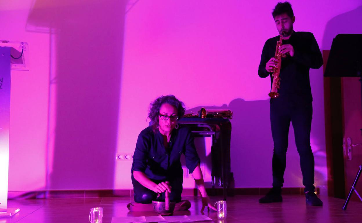 Chus García y Álvaro Mimbrero en uno de los espectáculos de Gineceo, saxopoemas 