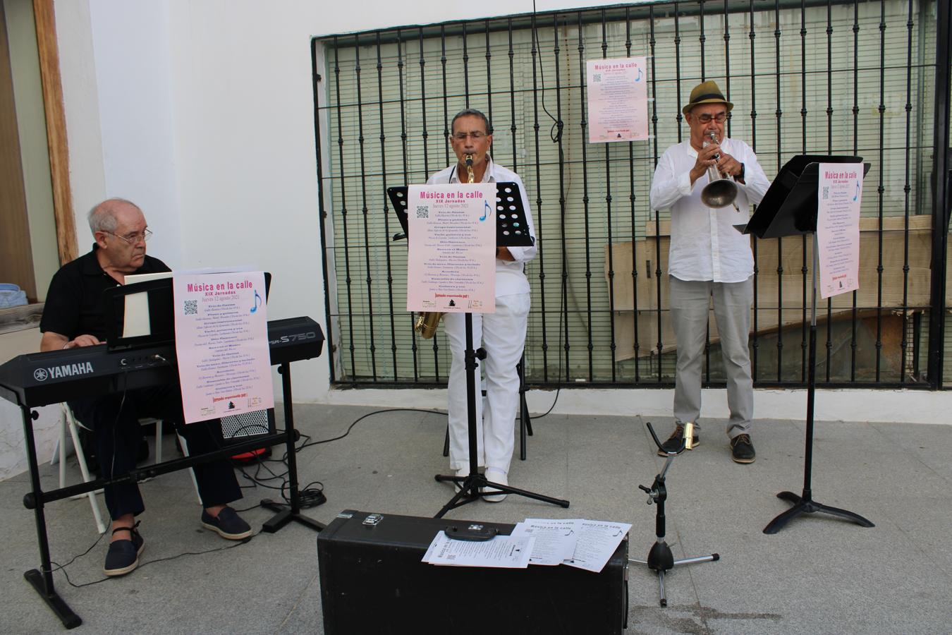 Trío de saxo, fliscornio y teclado en la Calle Armas