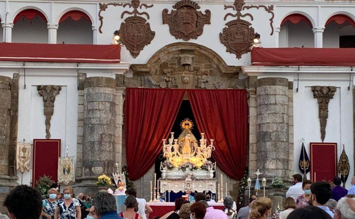Nuestra Señora de la Granada, patrona de Llerena, en el atrio de la iglesia a la que pone nombre