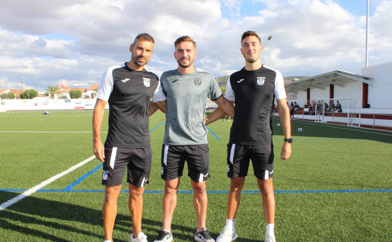 Carlos Martínez, entrenador; Joserra de Diego, jugador; y Miguel Marín, readaptador físico, la representación llerenense en el Leganés B