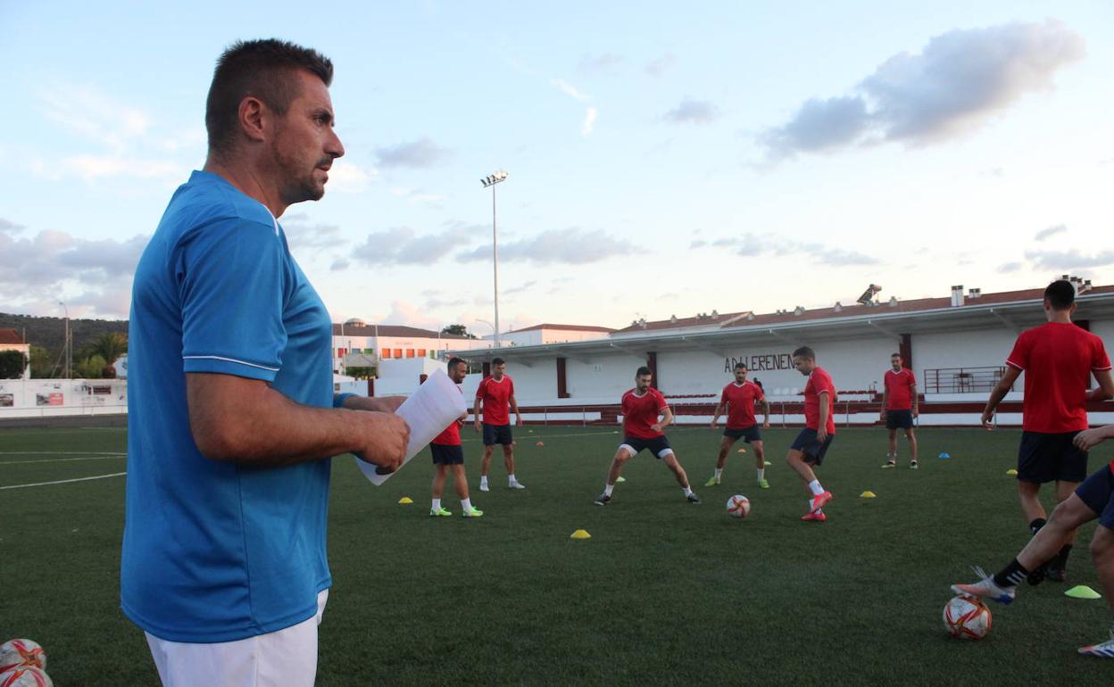 Marco Ortega, durante un entrenamiento en el Estadio Fernando Robina