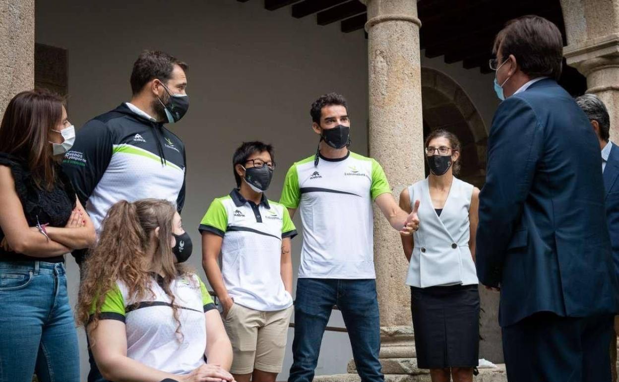 Álvaro Martín, en la recepción junto a varios de sus compañeros olímpicos y paralímpicos extremeños y el presidente de la Junta