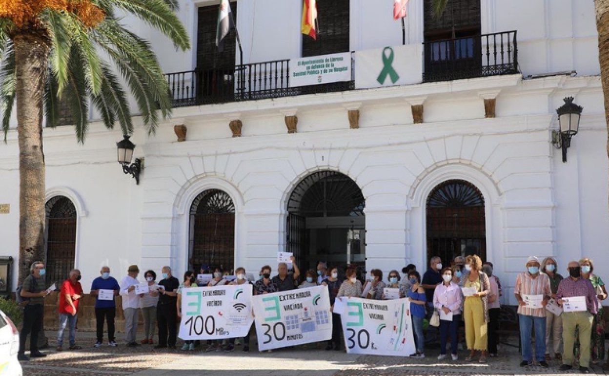 Concentración frente al ayuntamiento de Llerena