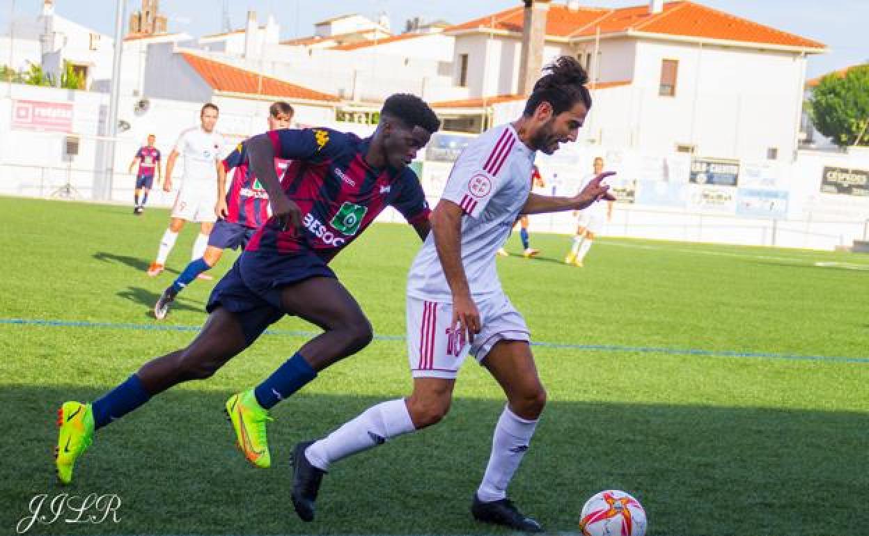 Control de Mario Tomé frente a un jugador del Extremadura B.