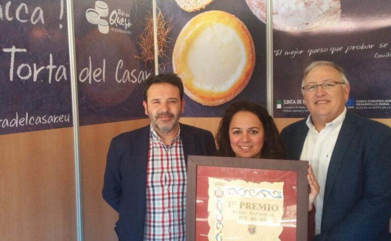 Almudena Regaña junto a responsables de Quesos del Casar.