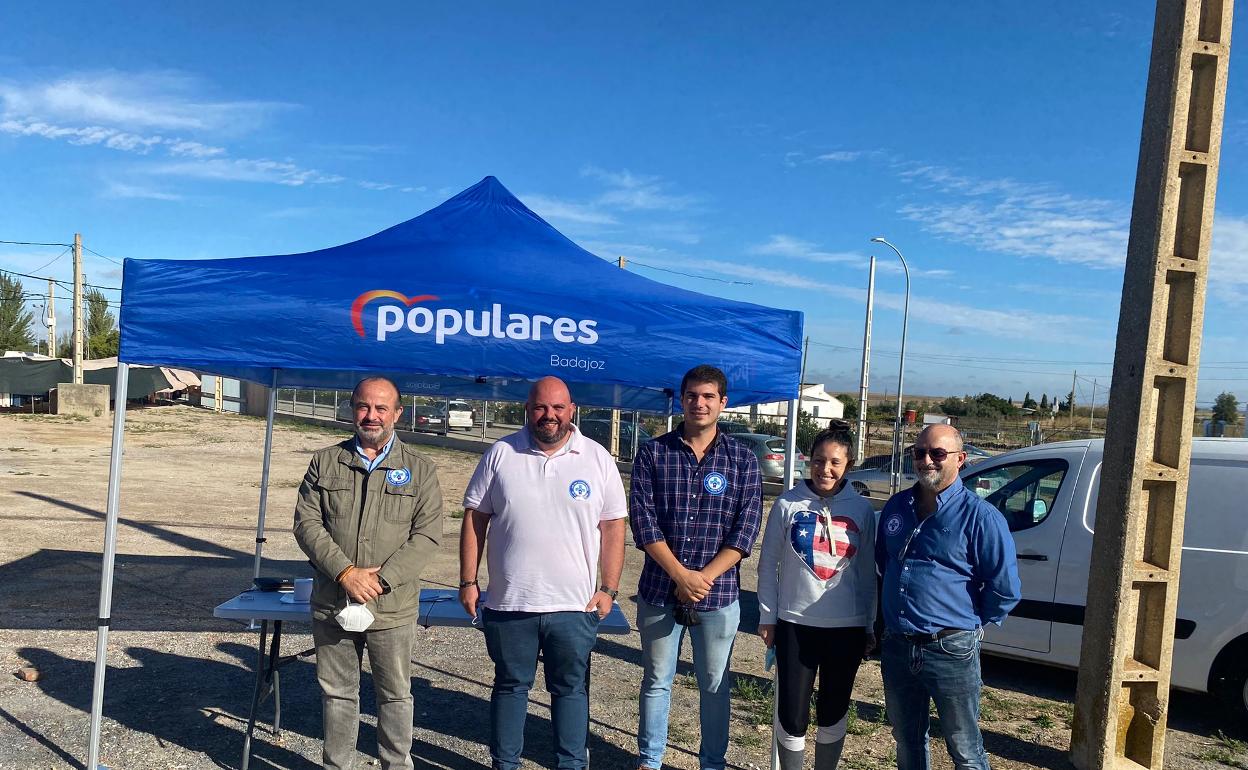 Manuel Naharro junto a varios miembros locales del Partido Popular en la recogida de firmas en Llerena.