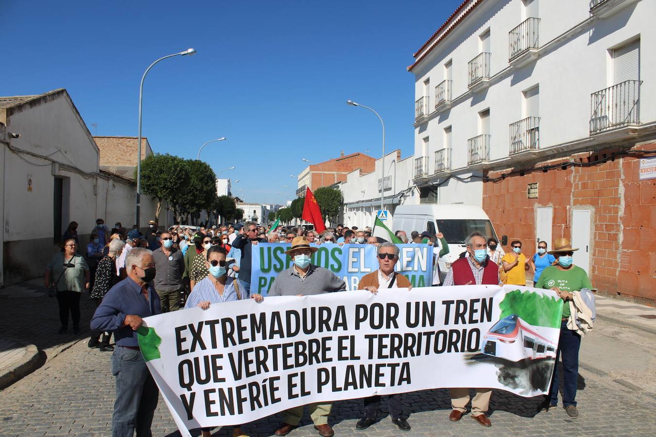 Manifestación durante su paso por la carretera de la Estación, llegando a la estación de tren.