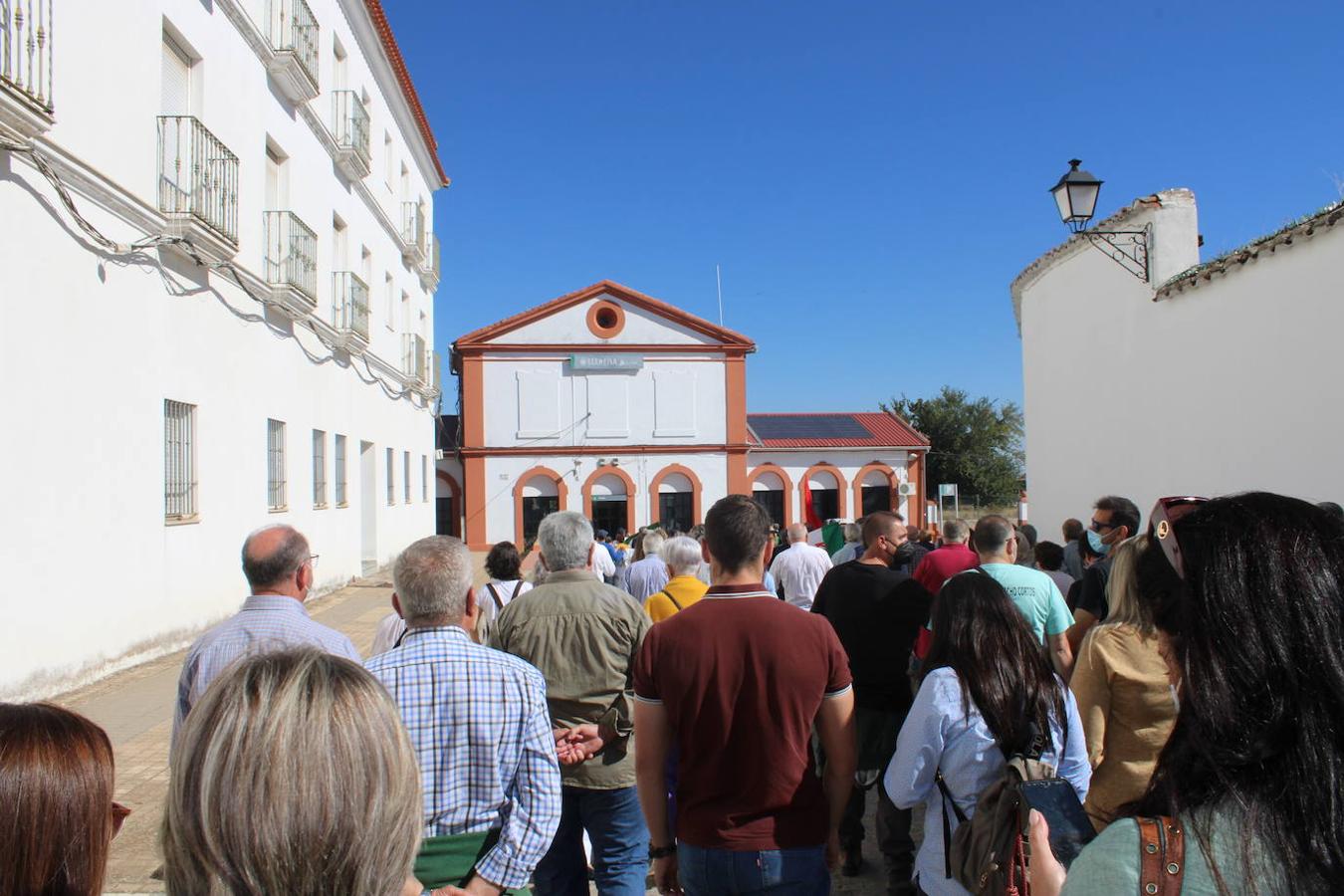Manifestantes llegan a la estación de tren de Llerena.