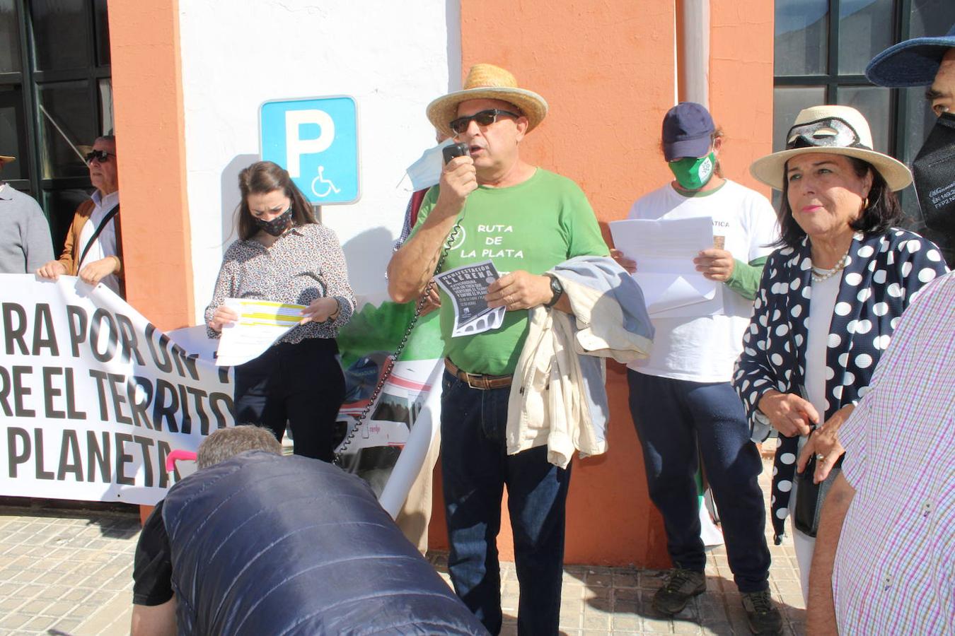 Eugenio Mena, de la plataforma Movimiento por el Tren Ruta de la Plata, interviene antes de la lectura del manifiesto.