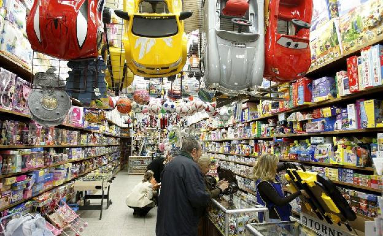 El Ayuntamiento destinará 4.000 euros en bonos para la compra de juguetes en Navidad de las familias necesitadas
