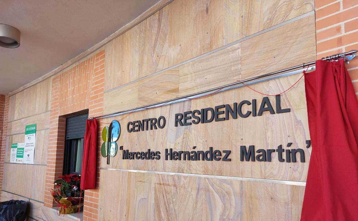 El nuevo nombre del centro residencial de Plena Inclusión Llerena es descubierto en su entrada.