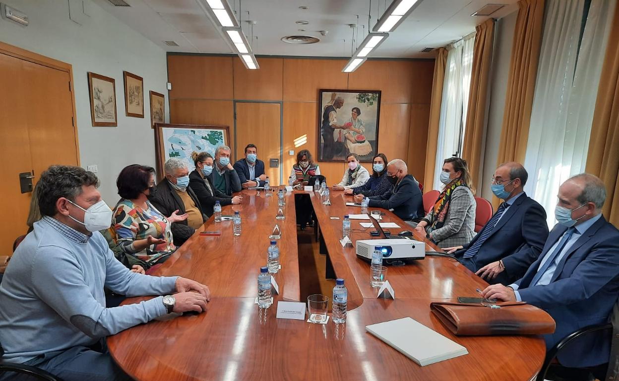 Encuentro celebrado ayer en la Delegación del Gobierno en Badajoz.