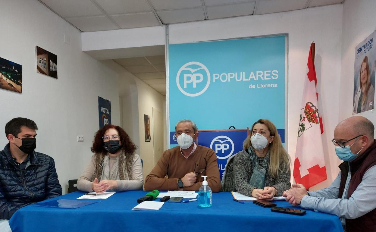 Rueda de prensa en la sede local del PP en Llerena.