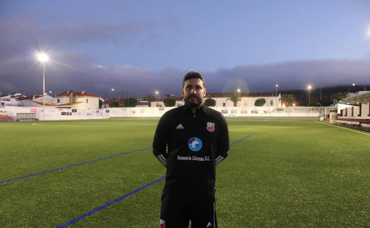 Luismi Álvarez, antes de comenzar su primer entrenamiento en el Fernando Robina.