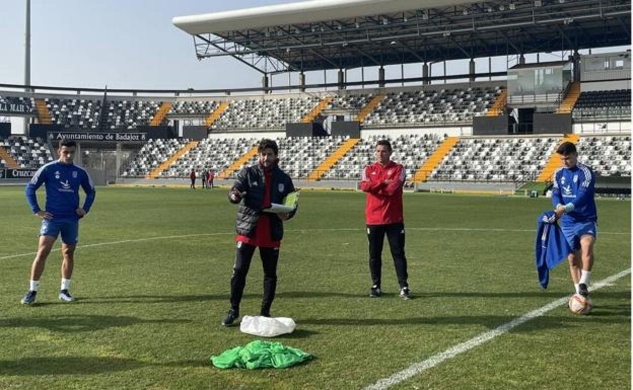Marco Ortega sigue atento las instrucciones de Isaac Jové en el entrenamiento de este jueves en el Nuevo Vivero. 