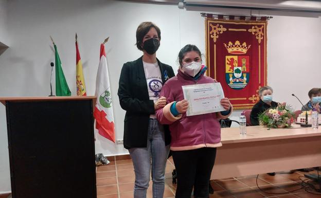 Arancha recoge en nombre de sus compañeros el premio de la categoría del alumnado de Centro de Educación Especial.