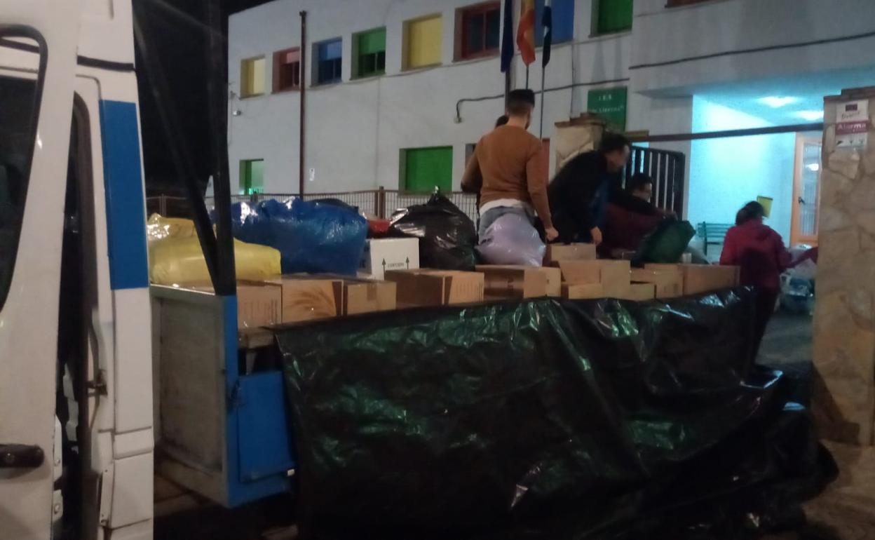 Recogida de los materiales donados en el IES de Llerena.