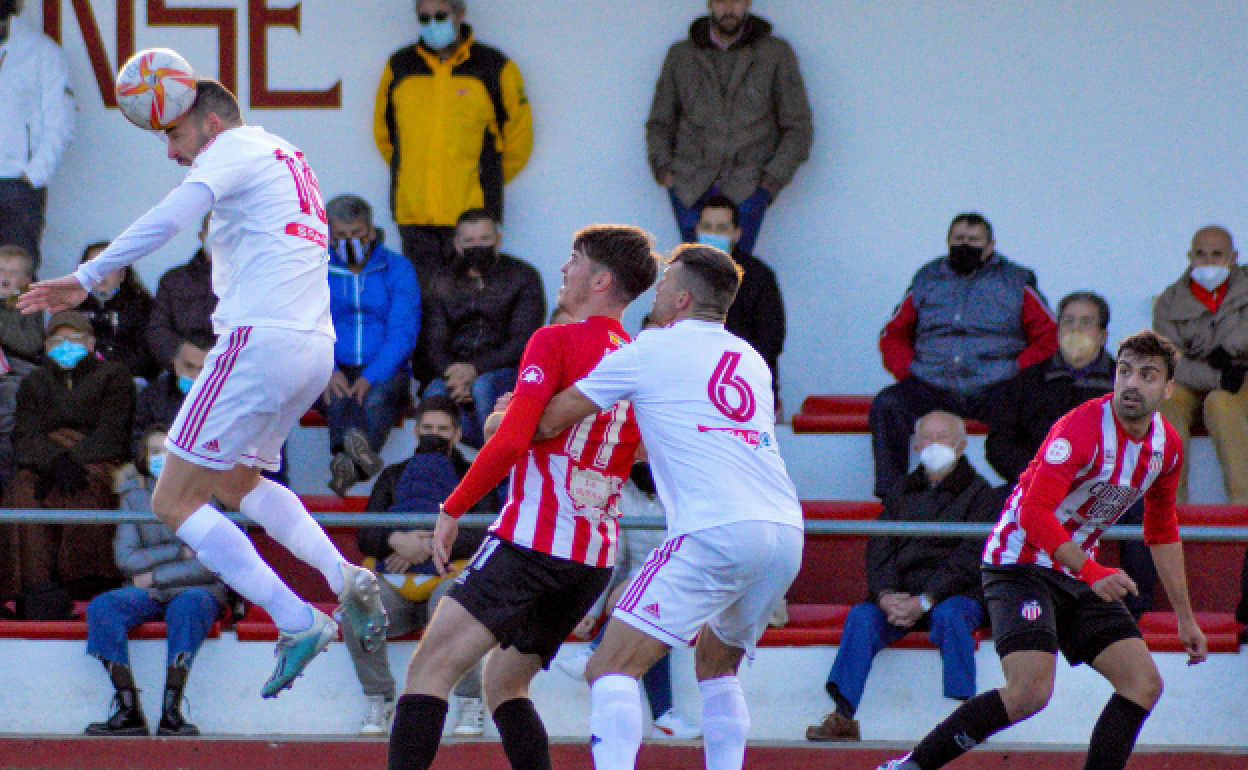 Imagen del derbi de la primera vuelta en el estadio Fernando Robina.