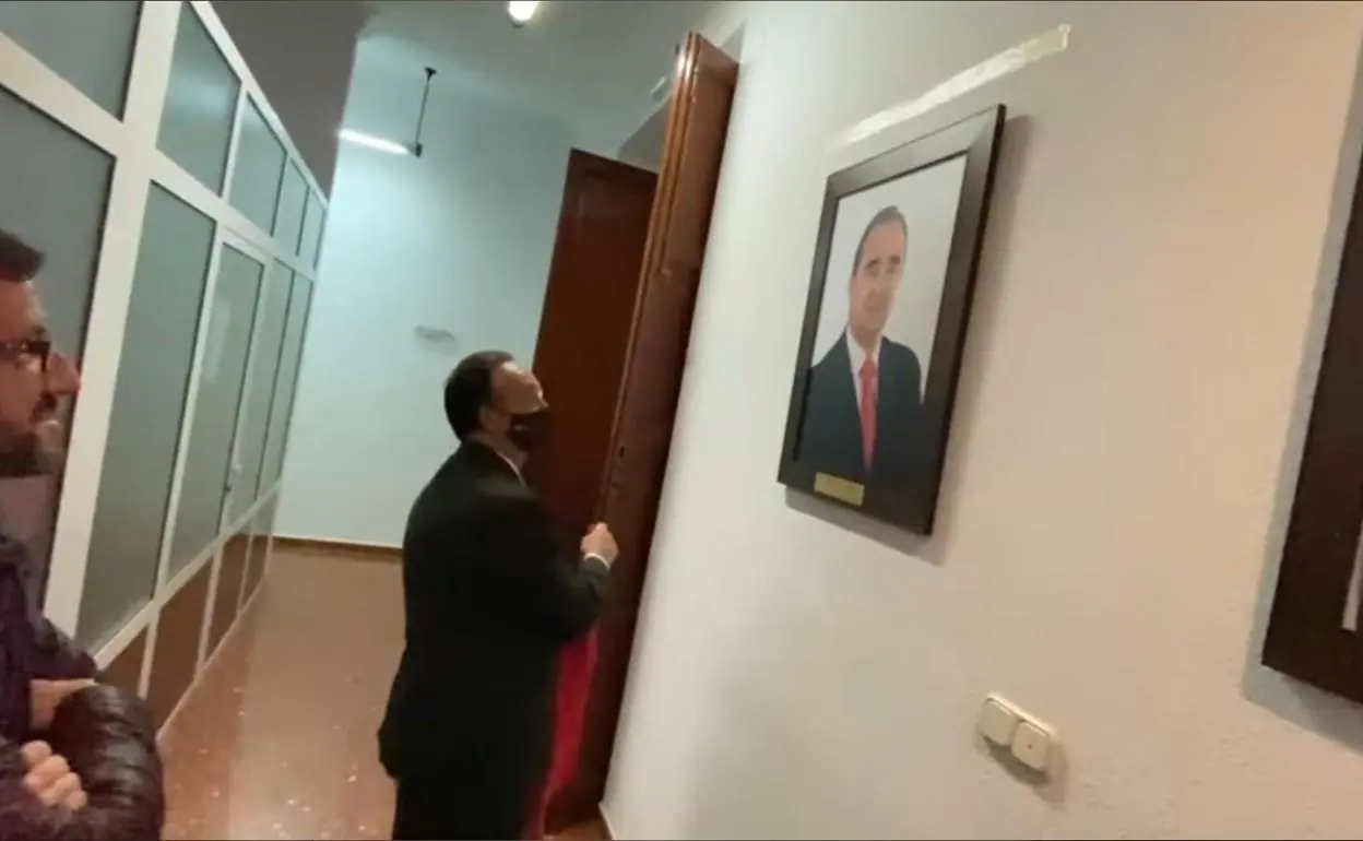 Valentín Cortés descubre su retrato en el ayuntamiento de Llerena.