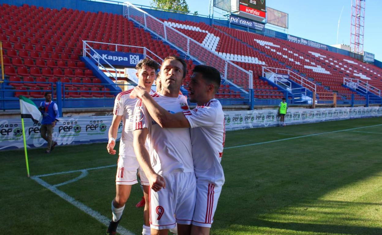 Chema celebra su gol ante la grada de aficionados del Llerenense.