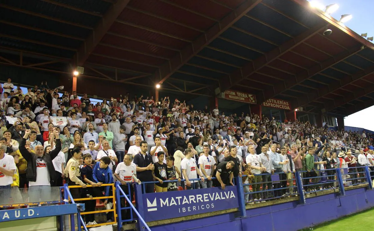 Aficionados del Llerenense celebran el pase a la final territorial de ascenso en el Francisco de la Hera.