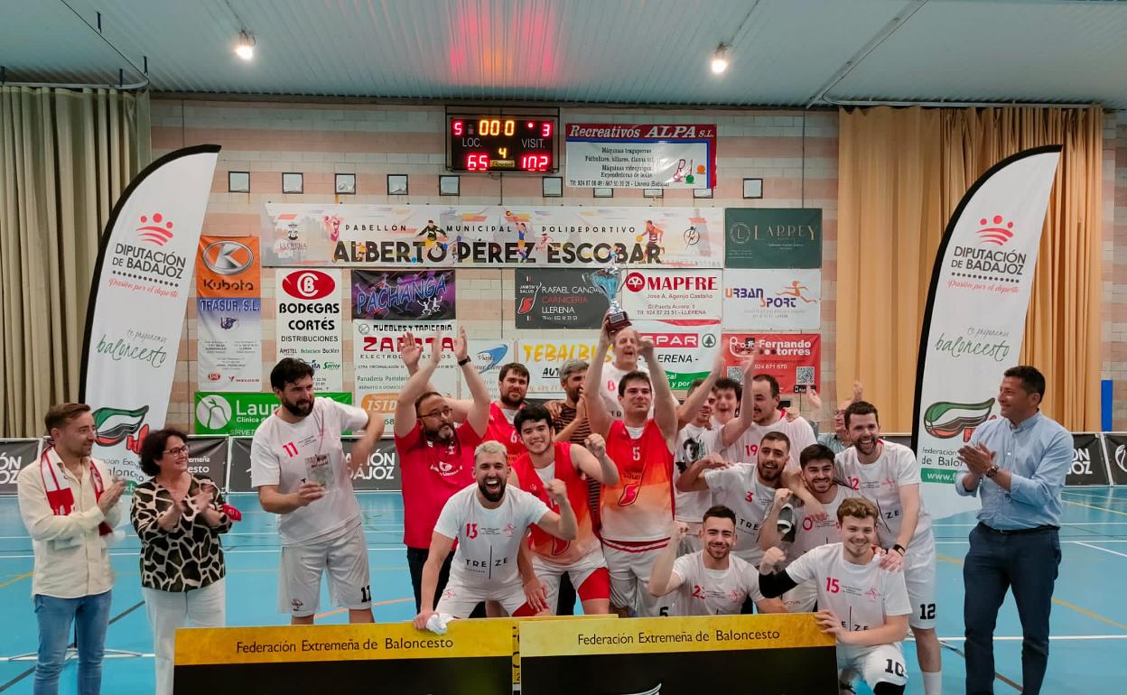Dani Lara levanta el trofeo de subcampeón.
