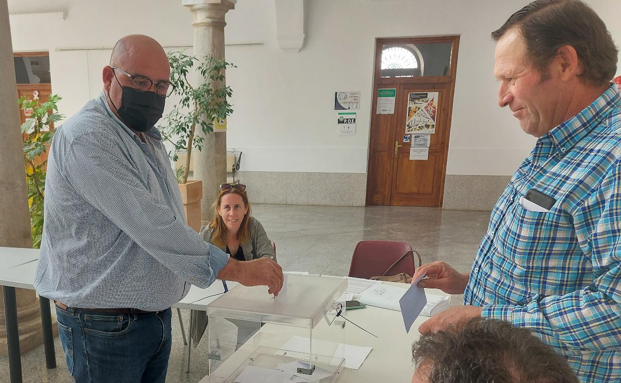 Votante deposita su voto en la mesa electoral situada en el patio central del ayuntamiento de Llerena.