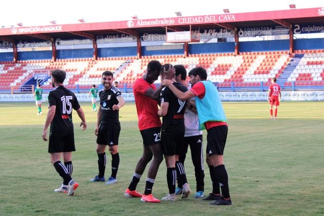 Fotos: El Llerenense hace historia en Almendralejo