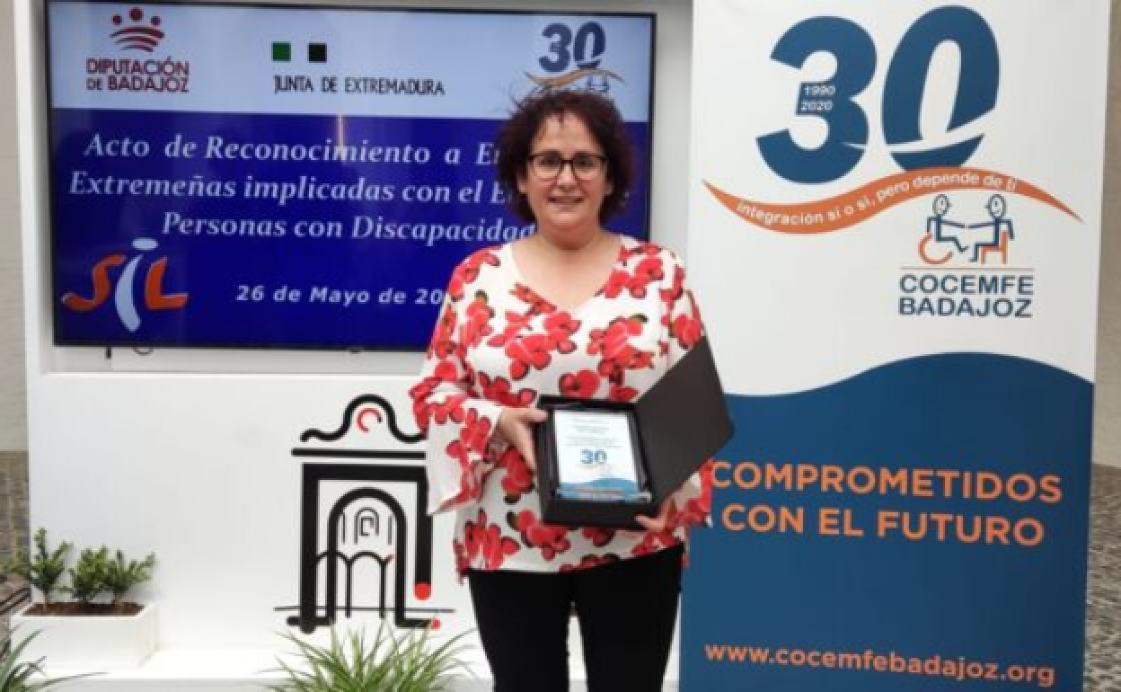 Juana Moreno, alcaldesa de Llerena, sostiene el reconocimiento.