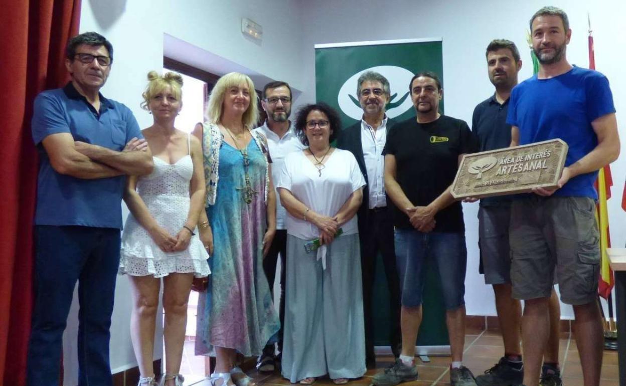 Entrega de las placas identificativas