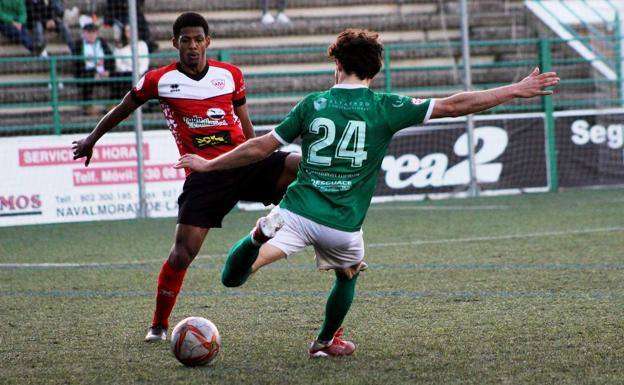 Juanpe golpea el balón en un partido del Moralo.