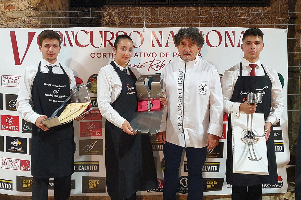 Rubén Robles, Rocío Pérez y Raúl Pirz, junto al embajador mundial del jamón, Florencio, Sanchidrián.