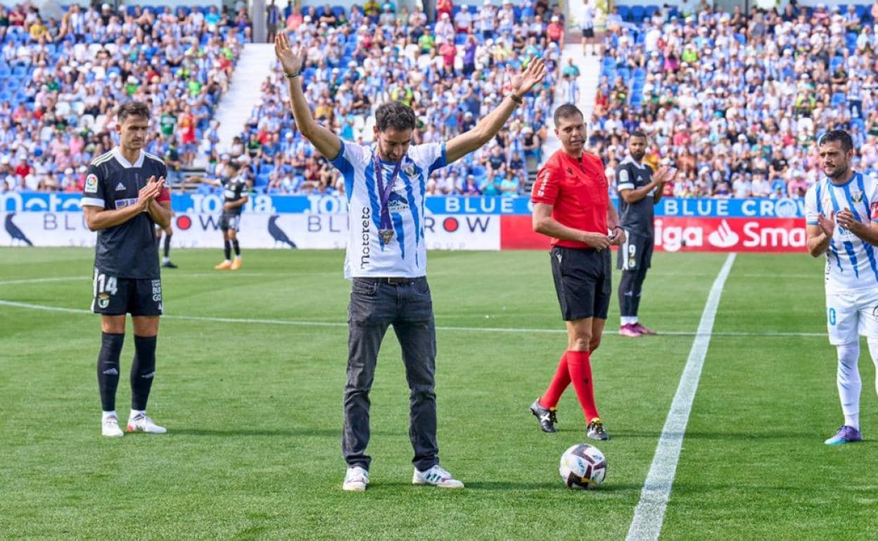 Álvaro Martín, con su medalla de oro del Europeo, se prepara para hacer el saque de honor en Butarque.