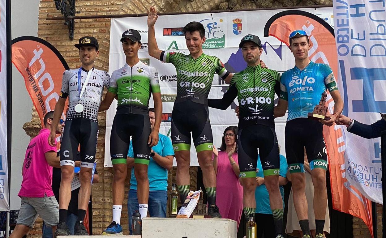 Manu Cordero, en el primer puesto del podio de la prueba.