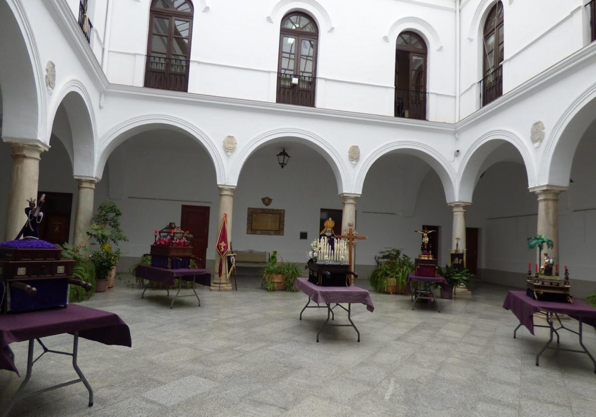 El patio del ayuntamiento acoge los pasos de Semana Santa de Plena Inclusión Llerena
