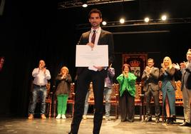 Álvaro Martín posa con el título de Hijo Predilecto de Llerena.