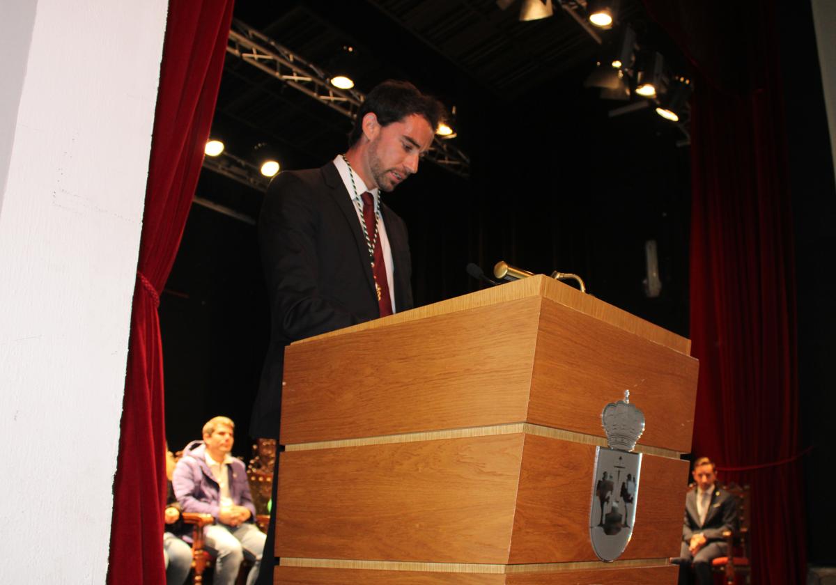 Álvaro Martín, en la lectura de su discurso como Hijo Predilecto de Llerena.