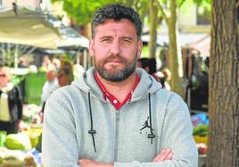 Luismi, en el mercadillo de frutas y verduras de Plasencia, a donde el sábado llega como rival.