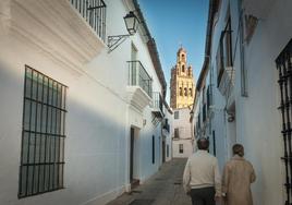 Vista de la torre de la iglesia de la Granada desde la calle Bodegones.