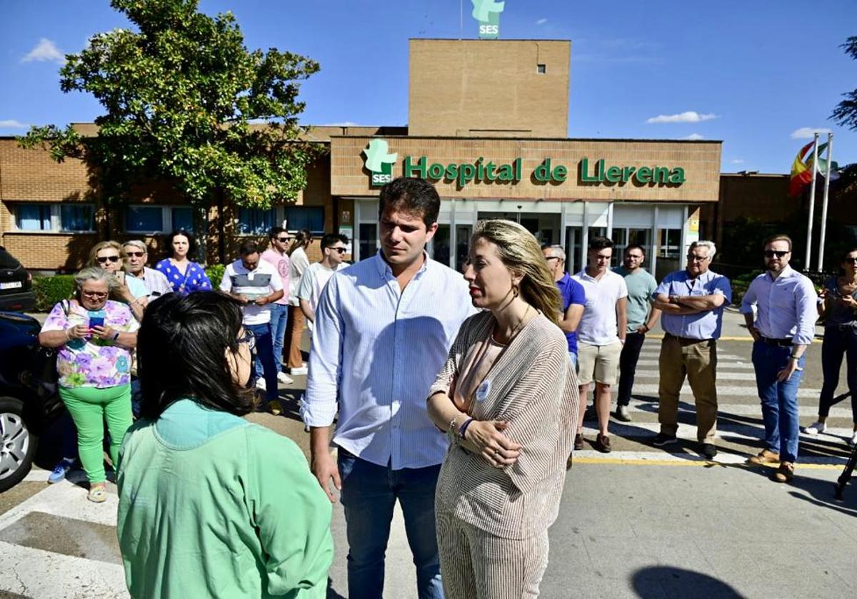 María Guardiola señala que trabajará «para evitar los recortes del Hospital de Llerena»