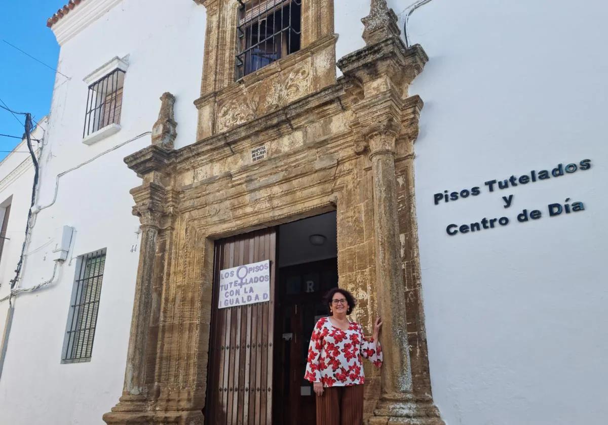Juana Moreno, en la puerta de los Pisos Tutelados.