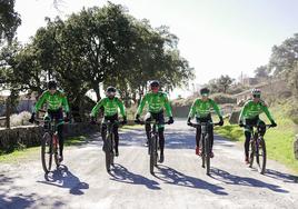 Manu Cordero (derecha), junto al resto de sus compañeros en Jerez.