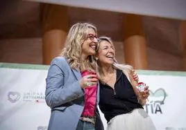María Eugenia Rodríguez Palop y Yolanda Díaz, en un acto de Unidas por Extremadura en Mérida.