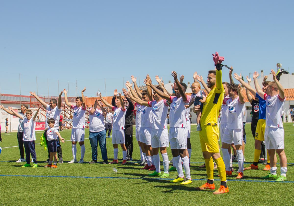 Celebración del ascenso a Segunda RFEF.