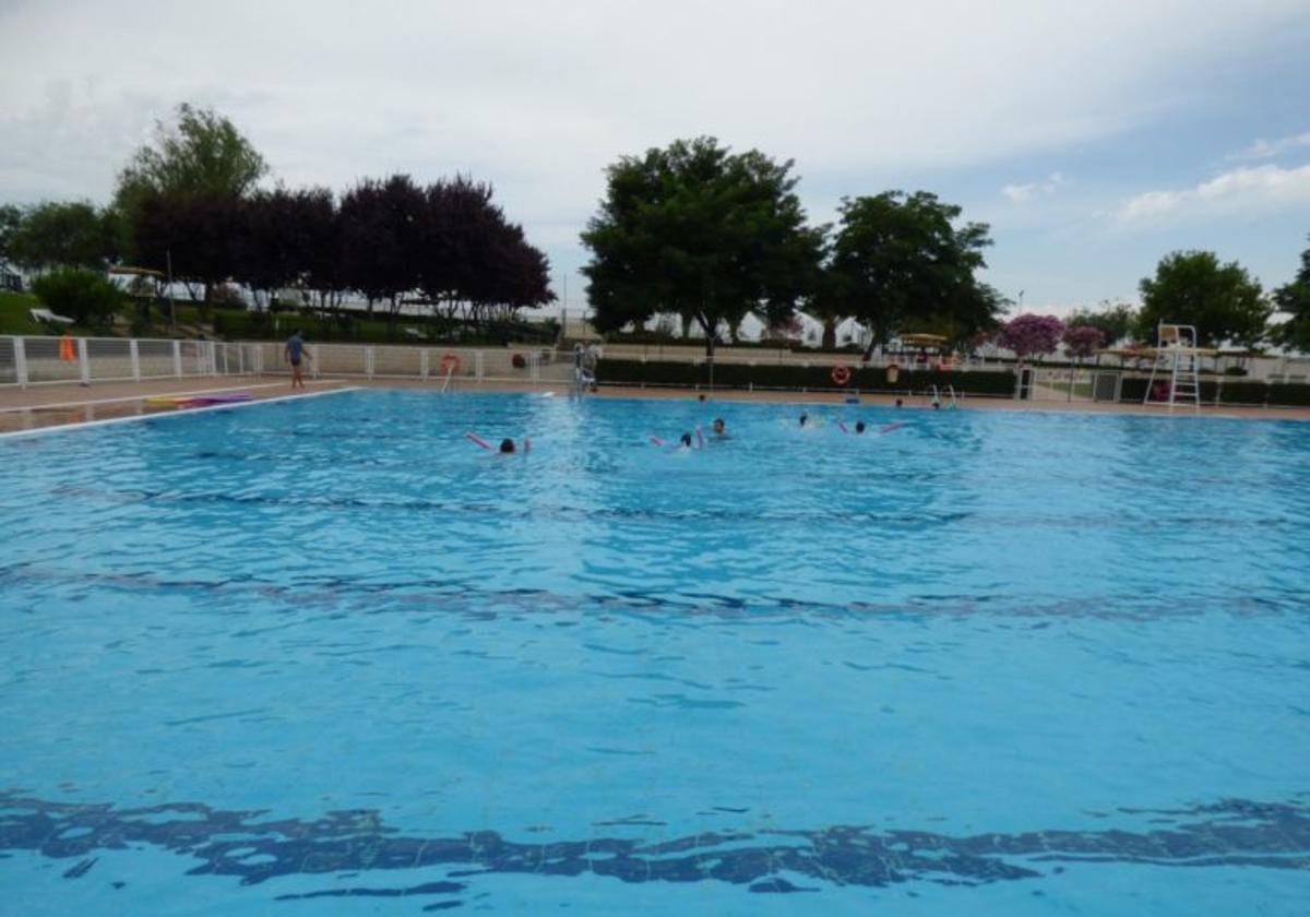 El Ayuntamiento rebaja el precio de los bonos de la piscina municipal