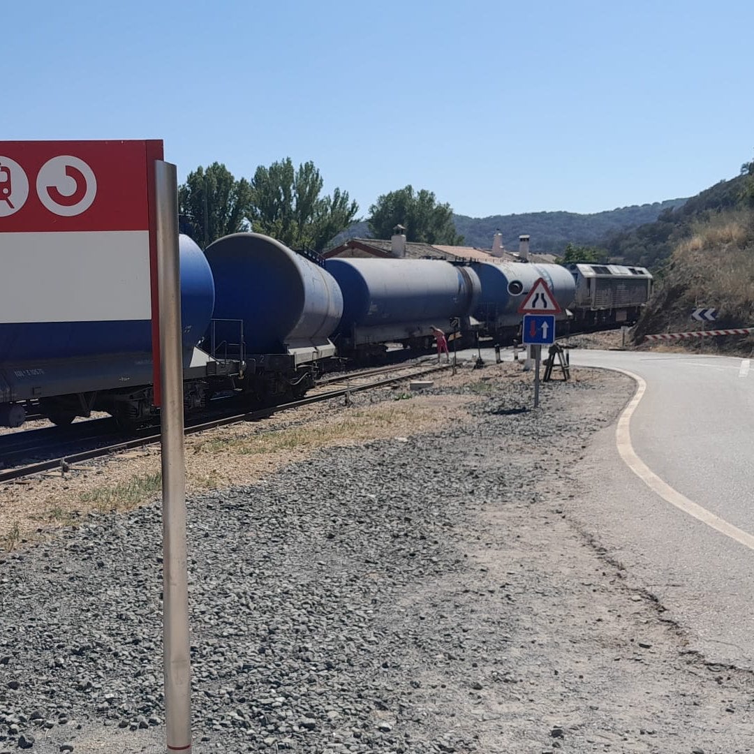 El tren de mercancías descarriló cerca de Cazalla de la Sierra.