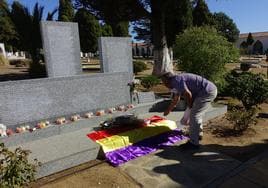 Imagen de archivo del último homenaje a los represaliados por el franquismo en la Campiña Sur celebrado en el cementerio de Llerena.